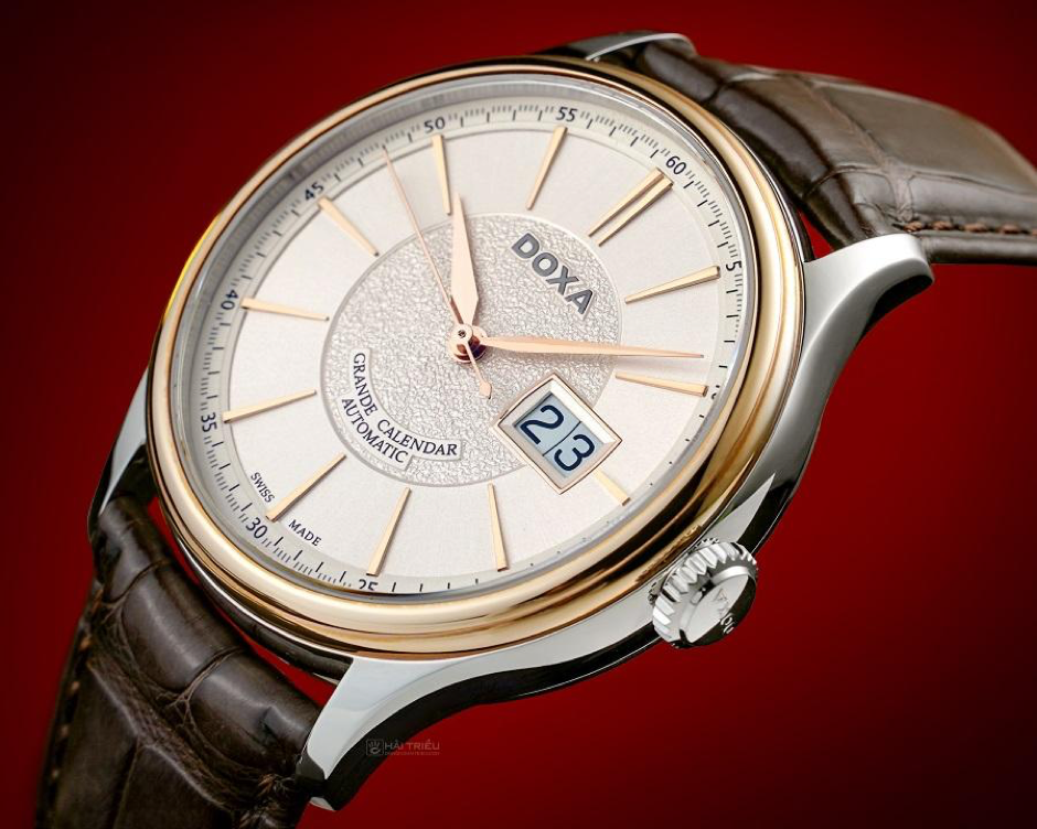 Vẻ ngoài sang trọng của chiếc đồng hồ vàng 18k nguyên khối Doxa GrandeMetre Big Date Calendar D187RIY