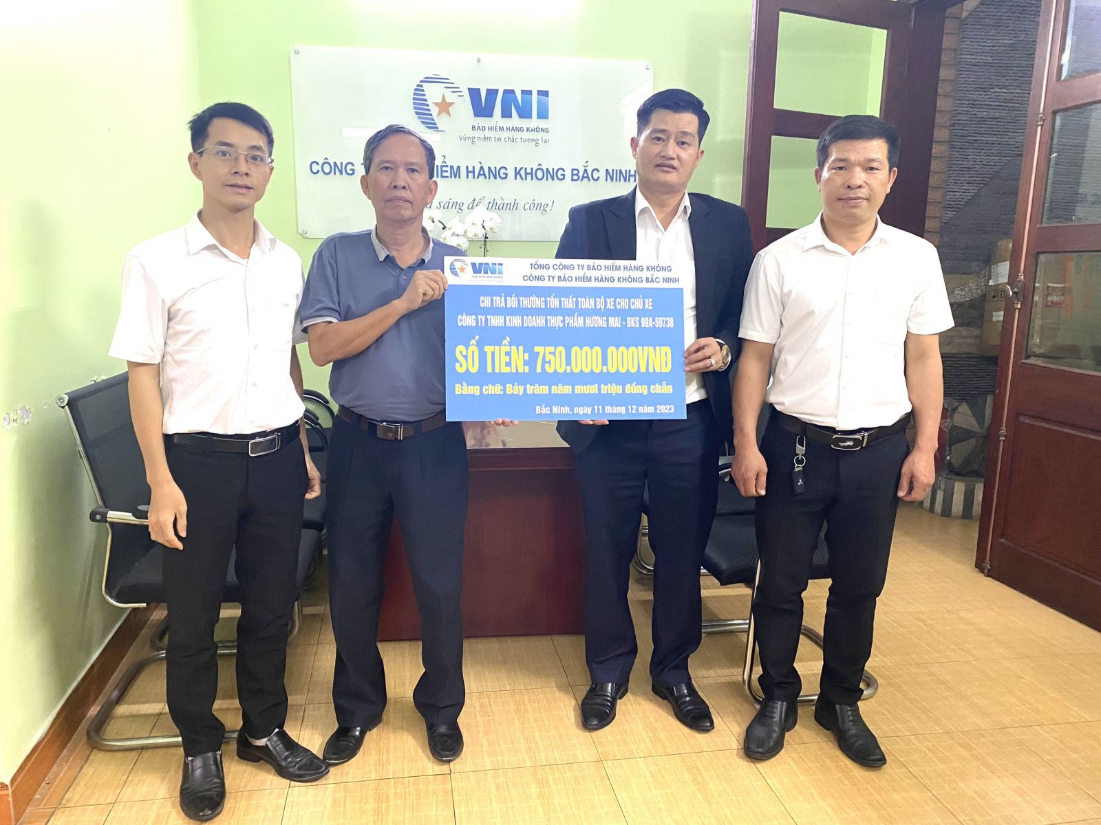 VNI Bắc Ninh trao 750 triệu đồng bồi thường bảo hiểm vật chất xe BKS: 99A - 59738 cho đại diện Công ty TNHH Kinh doanh thực phẩm Hương Mai