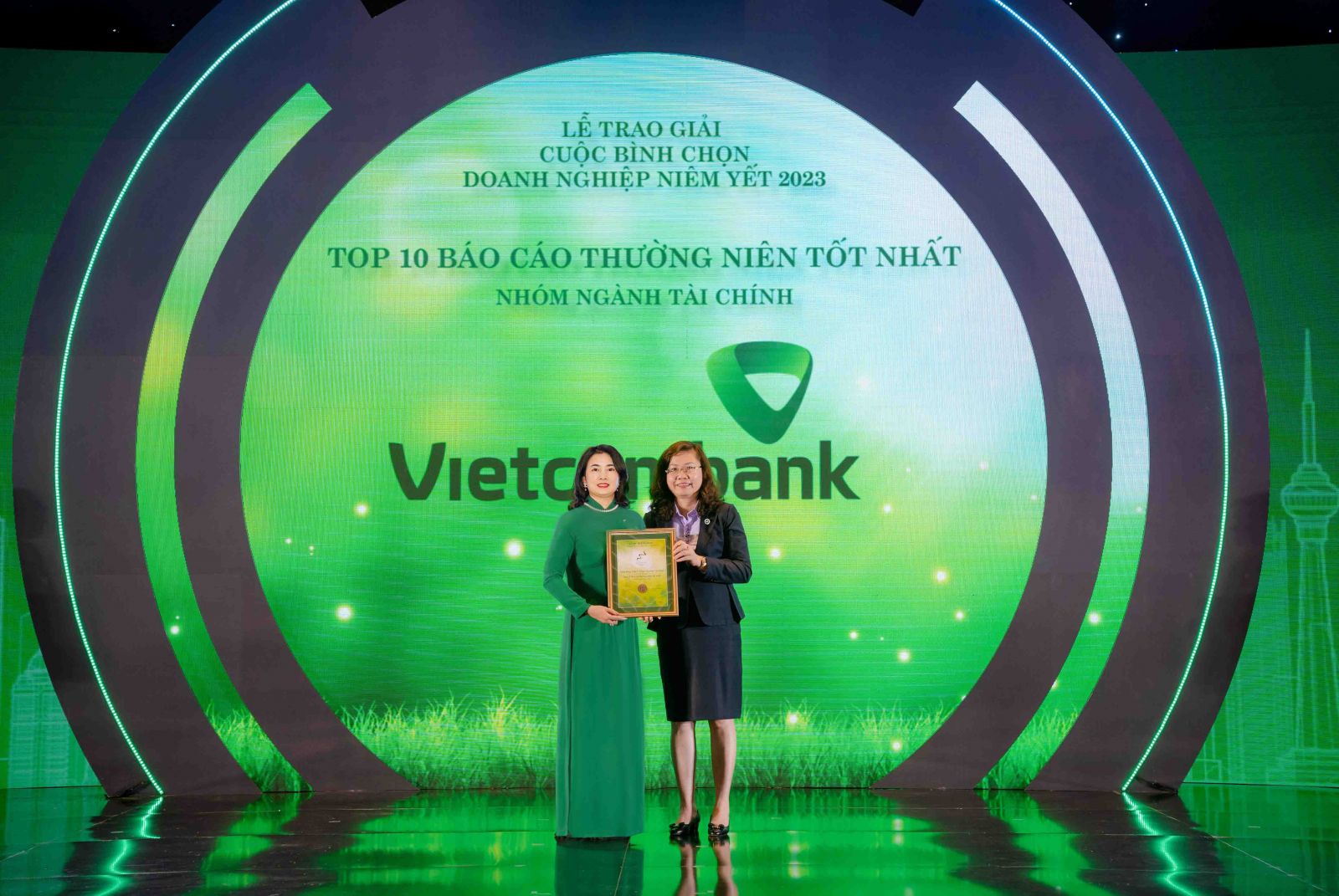 Đại diện Vietcombank, bà Bạch Thị Thanh Hà - Trưởng phòng Quan hệ công chúng (bên trái) nhận giải thưởng từ BTC