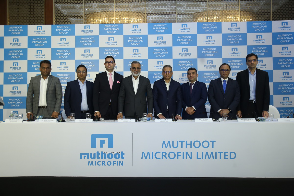 Muthoot Microfin trực thuộc Muthoot Pappachan Group, một tập đoàn kinh doanh hoạt động trong các lĩnh vực dịch vụ tài chính, ô tô, khách sạn, bất động sản, cơ sở hạ tầng công nghệ thông tin, kim loại quý và các lĩnh vực năng lượng thay thế.