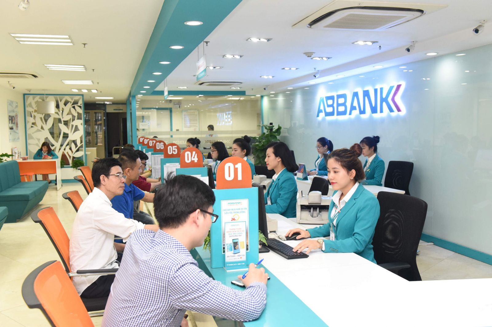 Với định hướng phát triển mảng ngân hàng bán lẻ, ABBANK ghi nhận tăng trưởng số lượng khách hàng ở cả hai nhóm khách hàng cá nhân và khách hàng SME, lần lượt là 22% và 15% so với cùng kỳ. 