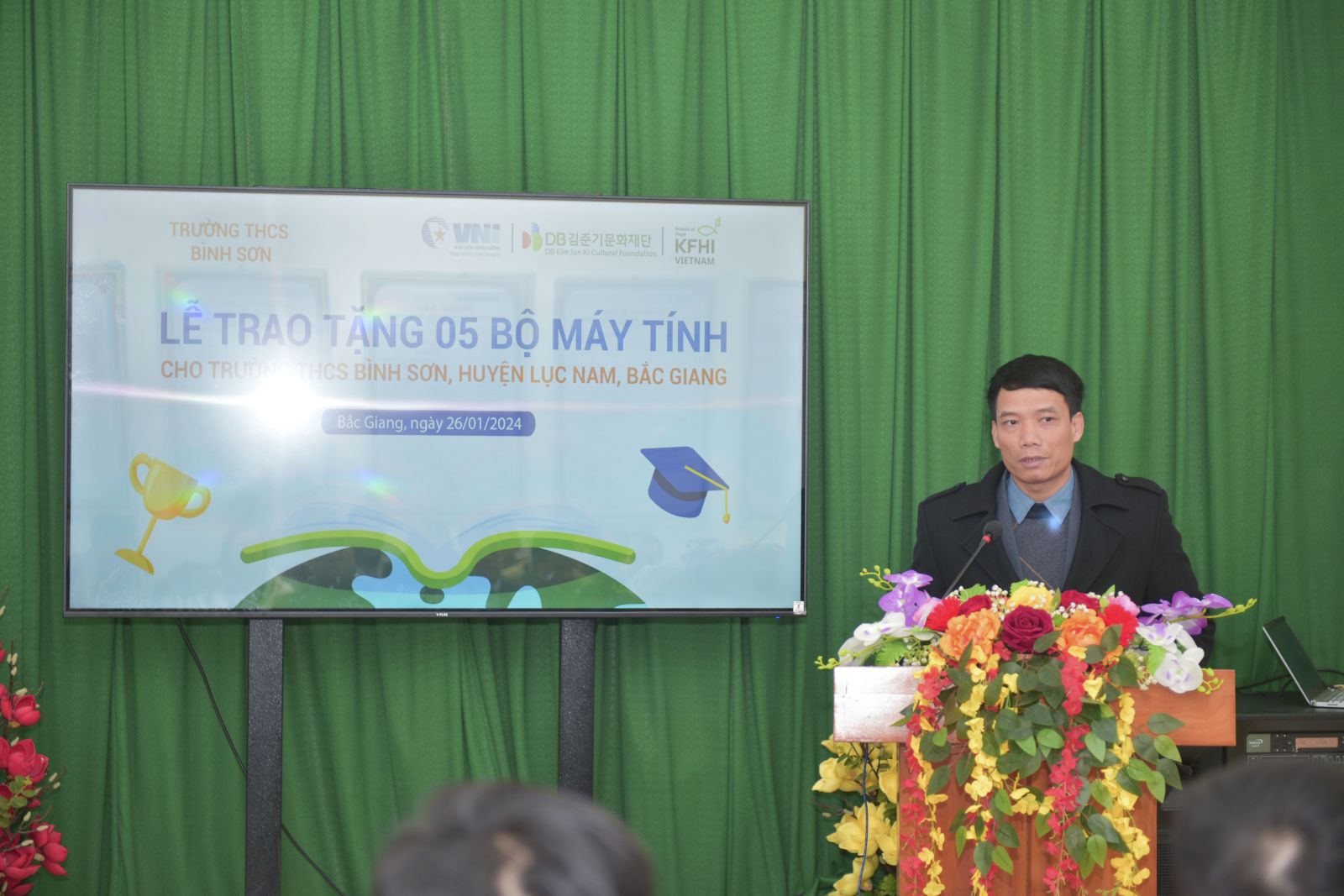 Ông Nguyễn Văn Huân - Phó trưởng phòng giáo dục đào tạo huyện Lục Nam,p/Bắc Giang phát biểu tại buổi lễ