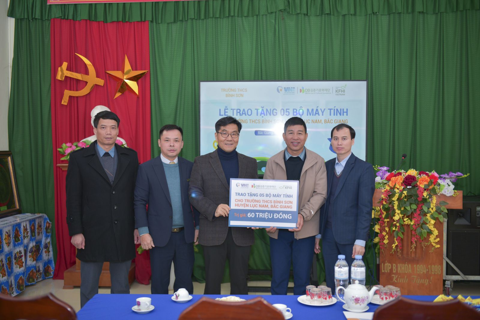 Đại diện VNI và Tổ chức KFHI trao 05 bộ máy tính cho trường THCS Bình Sơn, huyện Lục Nam, tỉnh Bắc Giang