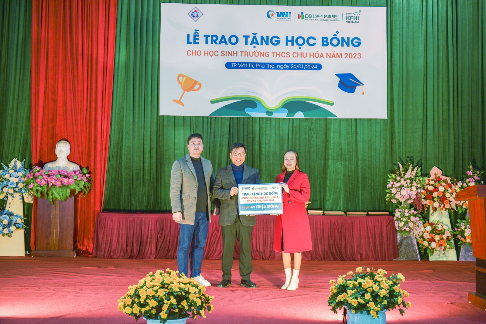 Đại diện VNI và Tổ chức KFHI trao 48 suất học bổng cho trường THCS Chu Hóa,p/TP Việt Trì, Phú Thọ