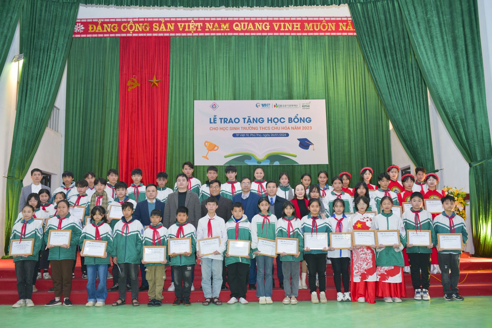 Đại diện VNI, Tổ chức KFHI Việt Nam trao 48 suất học bổng cho học sinh trường THCS Chu Hóa, TP Việt Trì, Phú Thọ