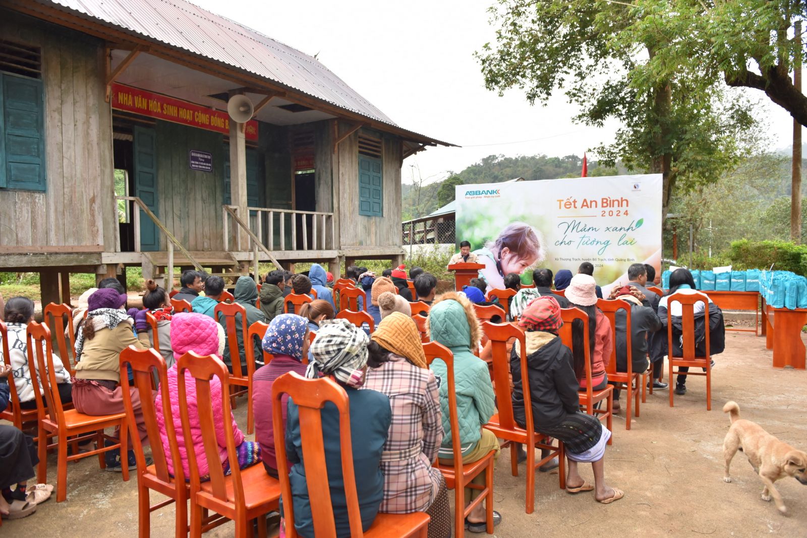 Dự án Xanh An Bình – Xanh Việt Nam của ABBANK Tết 2024 này đặt mục tiêu trồng 50.000 cây gỗ lớn và tặng 50 phần quà Tết cho các hộ nghèo tỉnh Quảng Bình.