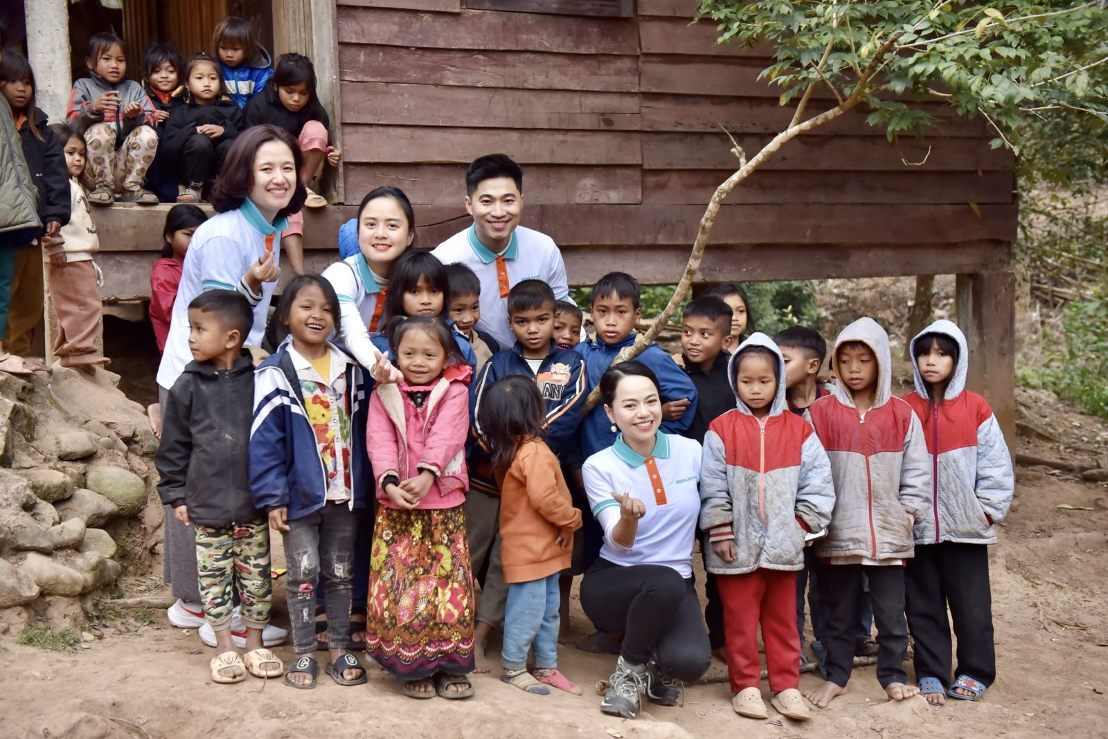 Tình nguyện viên ABBANK đến thăm hỏi các em nhỏ và gia đình khó khăn tại bản Nồông, xã Thượng Trạch