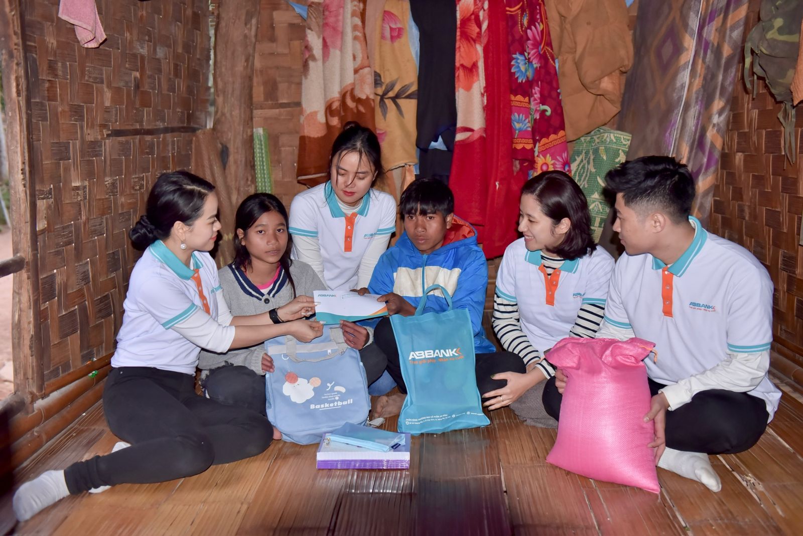 Đoàn tình nguyện viên tới thăm và tặng quà gia đình em Cao Thị Thê – một sinh lớp 9 người dân tộc Vân Kiều sớm mồ côi cha mẹ và hiện sống cùng anh trai đã hỏng một mắt.
