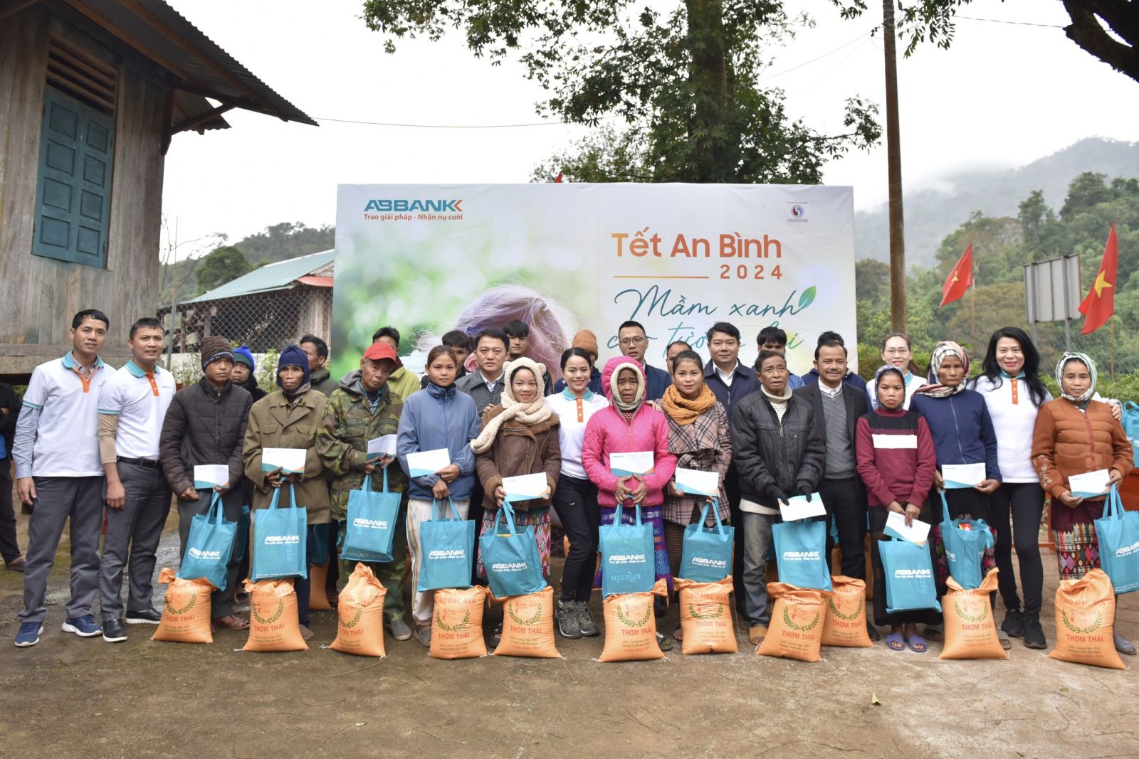 Các tình nguyện viên ABBANK, Trung tâm Truyền thông Bộ TN-MT và chính quyền địa phương trao quà Tết cho các hộ gia đình có hoàn cảnh đặc biệt khó khăn