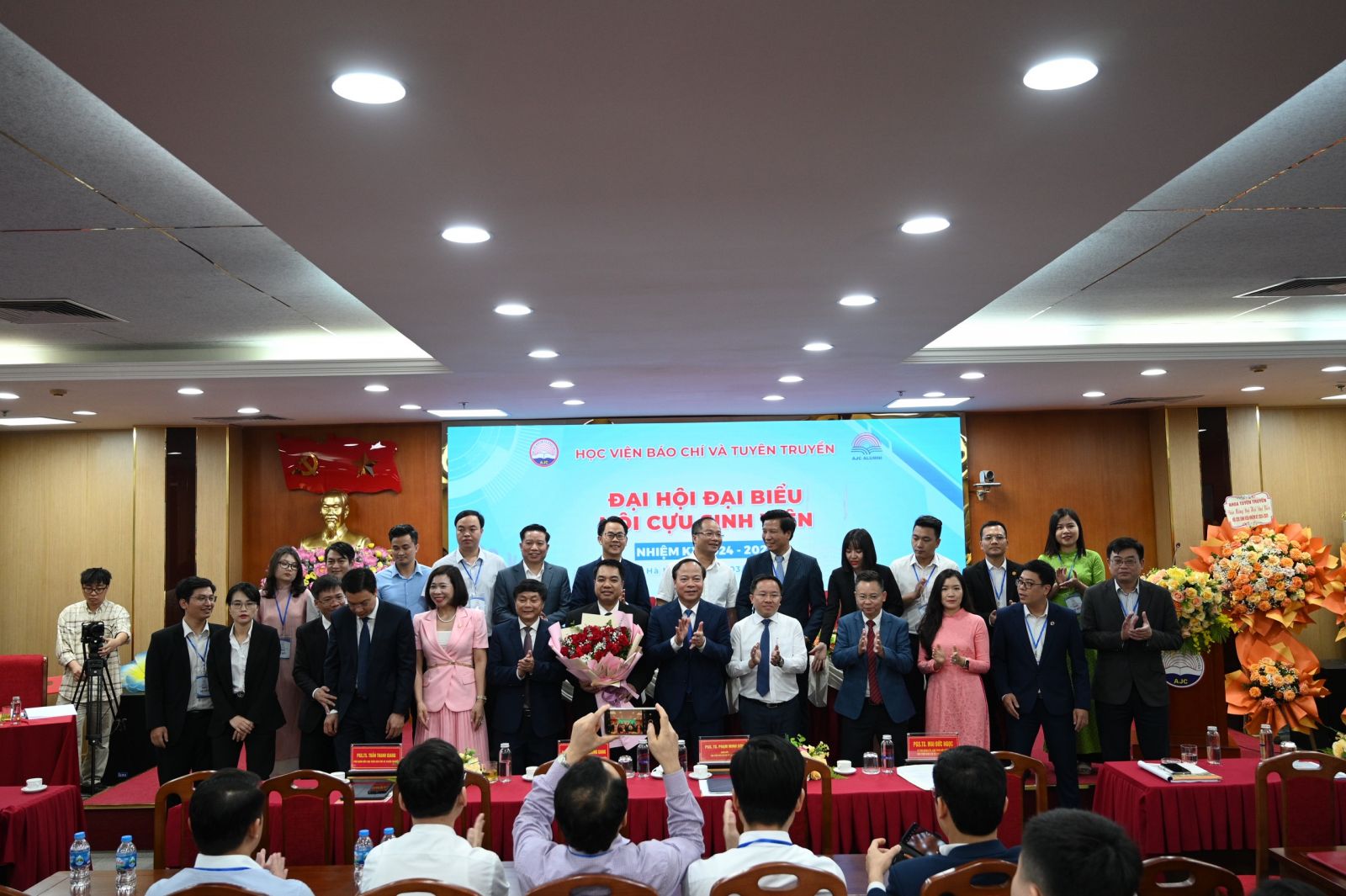 Ban Chấp hành Hội Cựu sinh viên Học viện Báo chí và Tuyên truyền nhiệm kỳ 2024-2029 chụp ảnh lưu niệm với Ban lãnh đạo Học viện. 