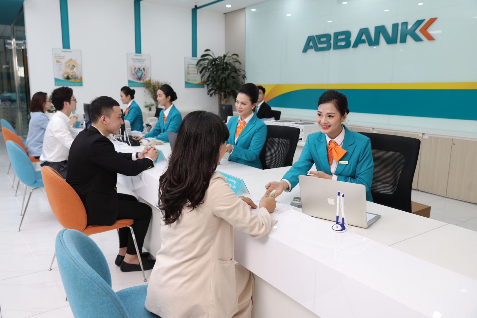 Năm 2024, ABBANK sẽ đẩy mạnh công tác chuyển đổi và làm mới chiến lược ngân hàng