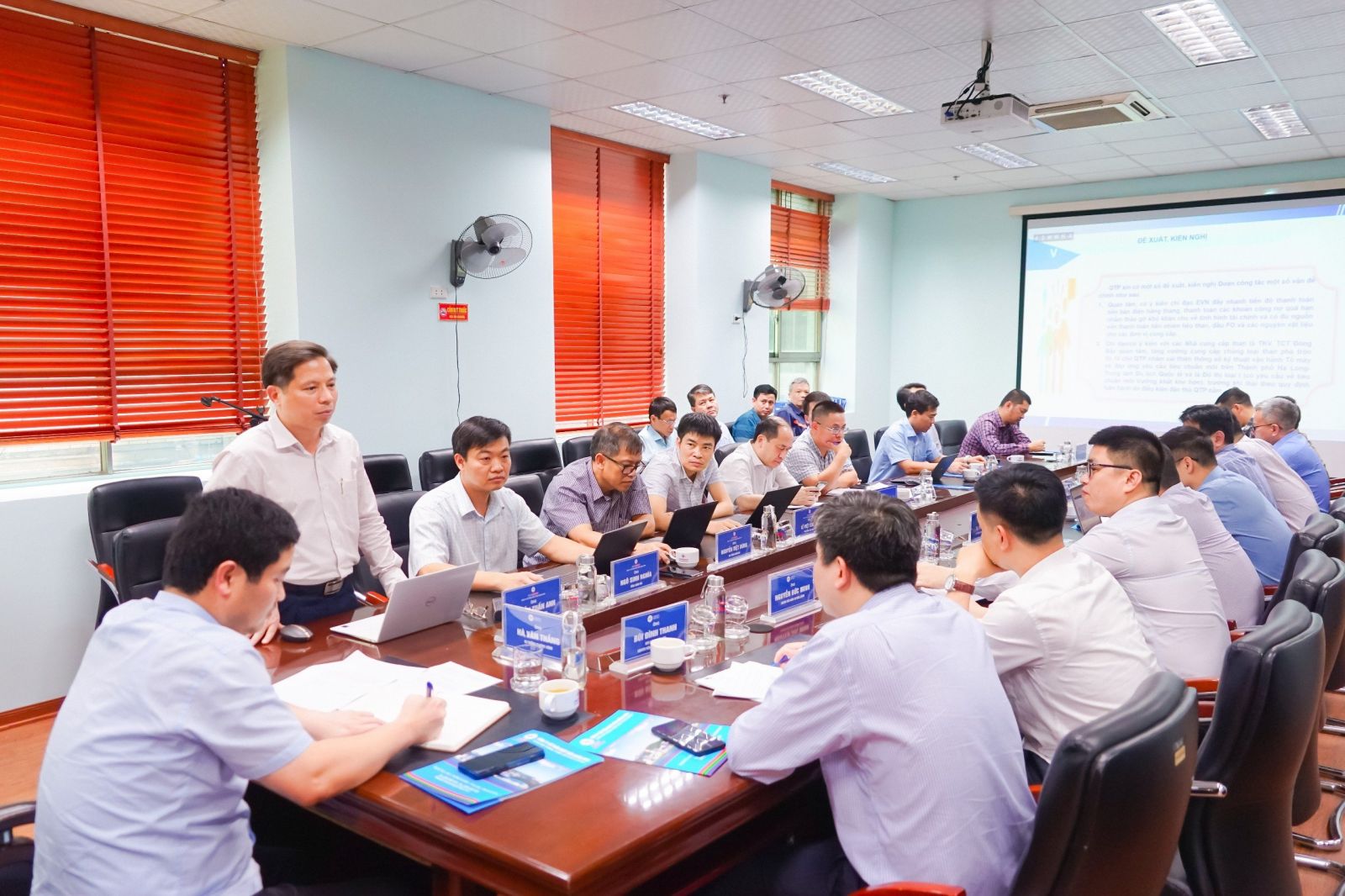 Ông Nguyễn Tuấn Anh – Chủ tịch HĐQT Công ty báo cáo tại cuộc họp