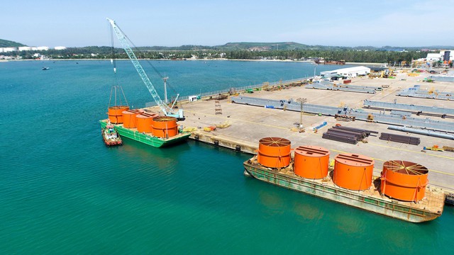 KKT Dung Quất có cảng nước sâu cho tàu đến 200.000 DWT - Ảnh: VGP/Lưu Hương