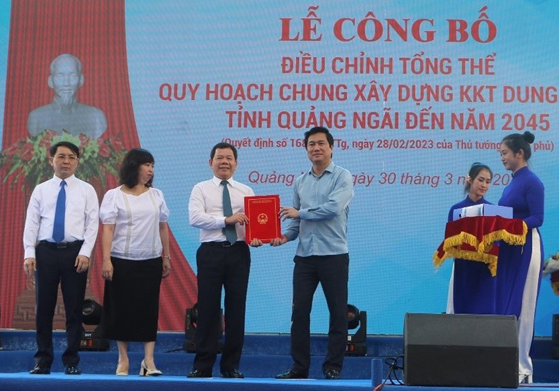 Ông Nguyễn Tường Văn - Thứ trưởng Bộ Xây dựng trao quyết định cho ông Đặng Văn Minh