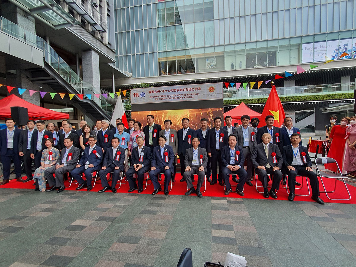 Đoàn công tác tỉnh Hòa Bình chụp hình lưu niệm với các đại biểu tại chương trình Xúc tiến thương mại tỉnh Fukuoka (Nhật Bản).