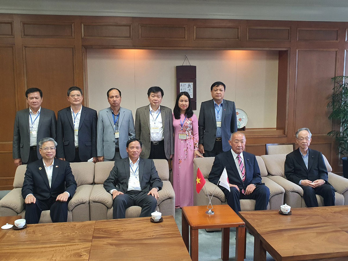 Đồng chí Bùi Văn Khánh cùng Đoàn công tác tỉnh Hòa Bình làm việc với Ngài Yamaguchi Yoshinori, Thống đốc tỉnh Saga.