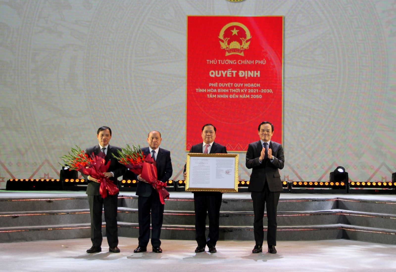 Phó Thủ tướng Chính phủ Trần Lưu Quang trao Quyết định Phê duyệt Quy hoạch tỉnh Hòa Bình thời kỳ 2021 - 2030, tầm nhìn đến năm 2050