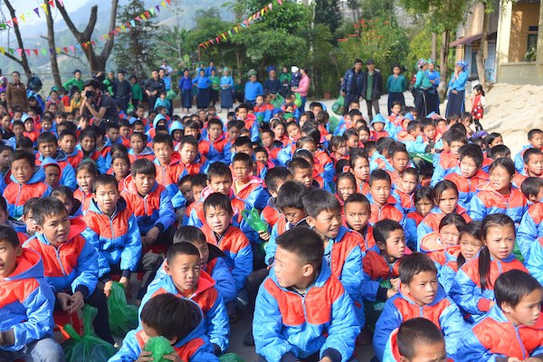 Hàng trăm em học sinh được nhận áo ấm từ chương trình