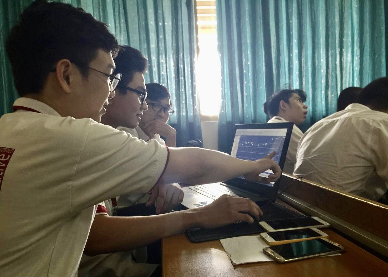 Rất nhiều bạn trẻ, là sinh viên từ các trường đại học tham gia mời đầu tư, chốt khách tại văn phòng số 139 Cầu Giấy, Hà Nội