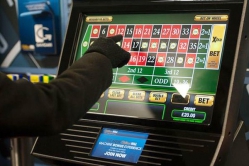 Ngăn chặn cờ bạc online gắn mác đầu tư, giải pháp nào?