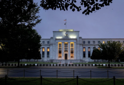 Fed giữ lãi suất ổn định và giảm dần kích thích kinh tế