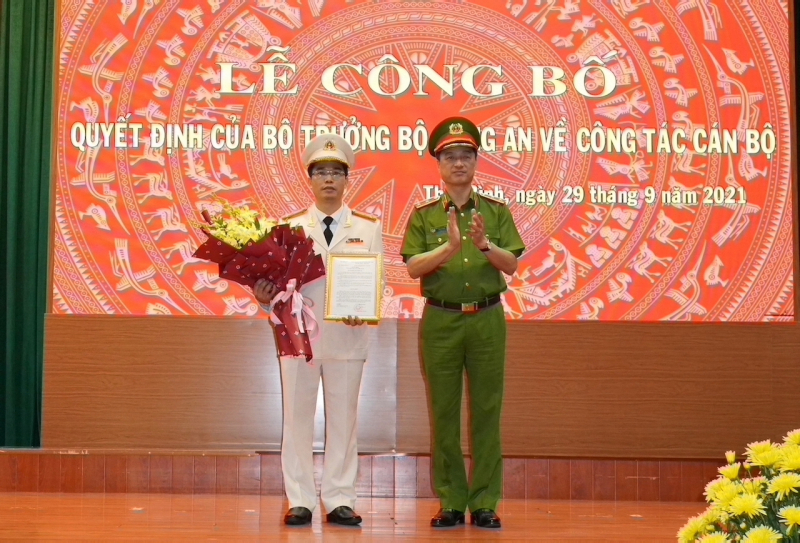 Thứ trưởng Nguyễn Duy Ngọc trao quyết định điều động, bổ nhiệm Giám đốc Công an tỉnh Thái Bình cho Thượng tá Trần Văn Phúc (ảnh:CAND)