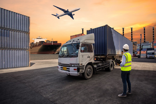 Doanh nghiệp đề nghị không áp dụng các chính sách làm tăng chi phí logistics nói chung, như chi phí vận tải, giá nhiên liệu, giá BOT, phí và các lệ phí có liên quan khác (ảnh minh hoạ)
