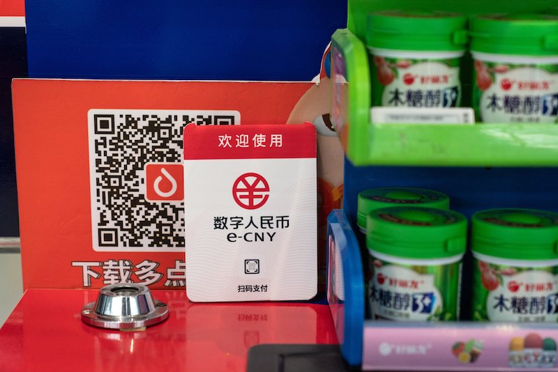 Biển báo cho đồng nhân dân tệ kỹ thuật số, hoặc e-CNY, bên cạnh một ki-ốt tự thanh toán bên trong siêu thị Wumart của Tập đoàn Công nghệ Wumei ở Bắc Kinh vào ngày 3 tháng 6 năm 2021 (ảnh: Bloomberg)