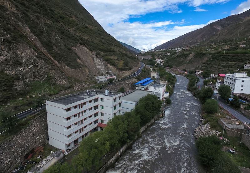 Một cơ sở khai thác bitcoin với mái bằng thiếc màu xanh lam nằm cạnh nhà máy thủy điện ở Ngawa (Aba), tỉnh Tự trị Tây Tạng và Qiang, tỉnh Tứ Xuyên, vào ngày 27 tháng 9 năm 2016 (ảnh: EPA)