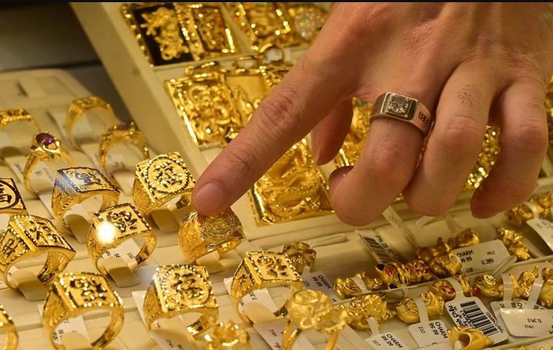 Những người mua vàng tích trữ dài hạn, từ 10 - 20 năm thì nên đi vào hướng vàng nhẫn, bởi vì khi đã sẵn sàng tích trữ dài hạn thì nên chọn loại vàng có giá sát với giá thế giới