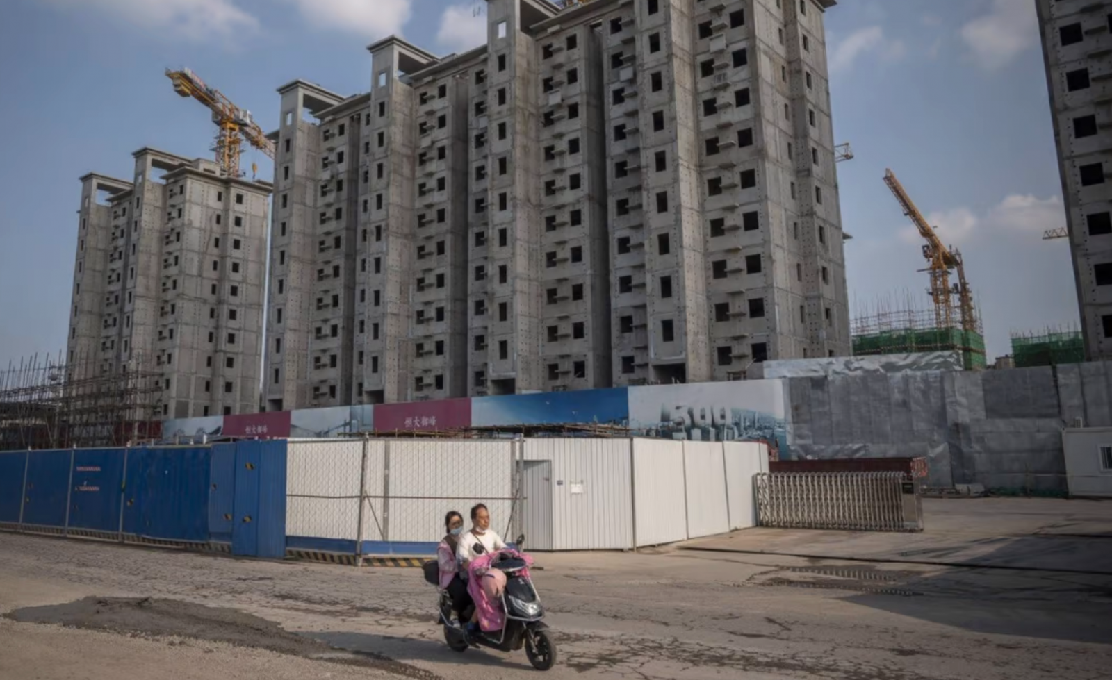 ở Ukraine, lạm phát trỗi dậy và sự suy thoái trong lĩnh vực xây dựng của Trung Quốc đều góp phần vào giá hàng hóa nửa đầu năm 2022 đầy biến động. (Ảnh: Bloomberg)