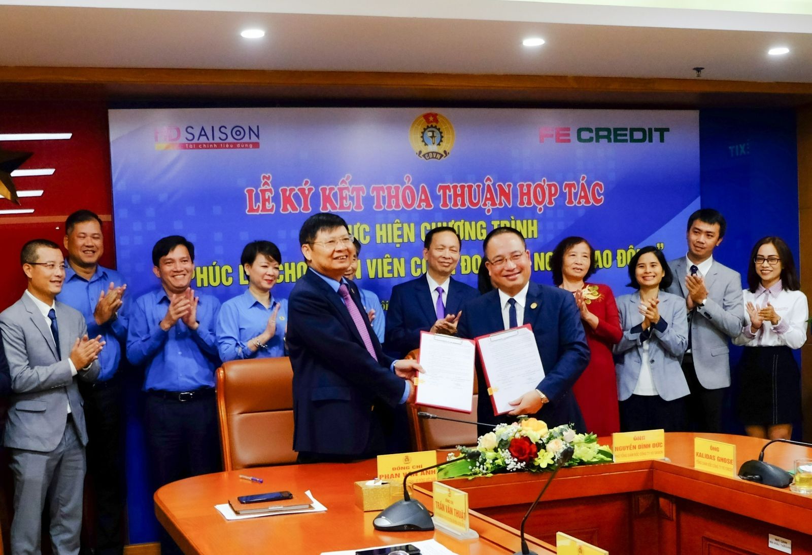 Ông Đặng Đình Đức, Phó Tổng giám đốc HD SAISON ký kết hợp tác với Tổng Liên đoàn Lao động Việt Nam triển khai gói vay ưu đãii cho công nhân, người lao động trên toàn quốc