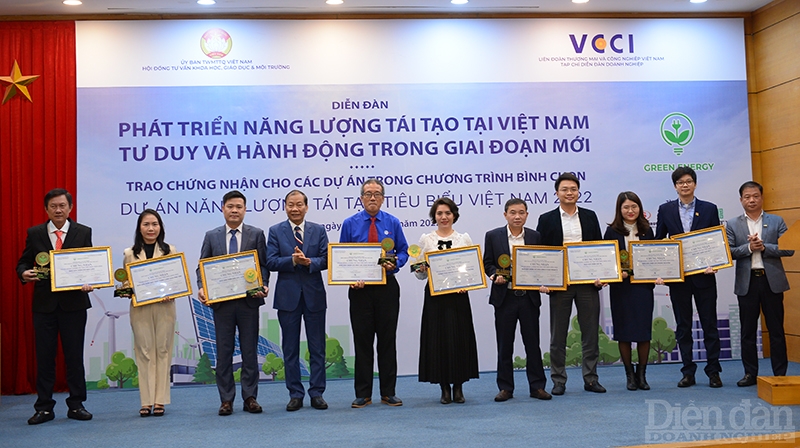 Ông Hoàng Quang Phòng, Phó chủ tịch VCCI và ông Nguyễn Tiến Dũng, Phó Tổng Biên tập Tạp chí Diễn đàn Doanh nghiệp đã trao chứng nhận cho 9 dự án năng lượng tái tạo tiêu biểu Việt Nam năm 2022
