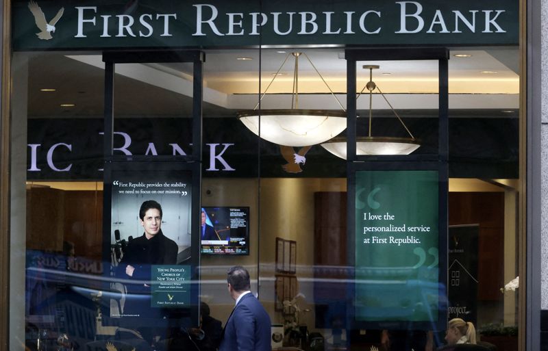 First Republic cũng công bố thông tin, ngân hàng đang xem xét lại các lựa chọn nhằm xây dựng lại bảng cân đối kế toán theo hướng ổn định
