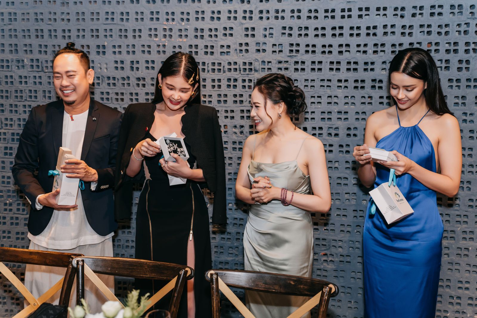 Hoa hậu Đại dương Việt Nam 2017 Lê Âu Ngân Anh (đầm đen) và Hoa hậu Hoàn Vũ Thái Lan 2020 Amanda Obdam (đầm xanh dương) bất ngờ trước món quà tặng của bà Nguyễn Thị Ngọc Anh – CEO & Founder beGems (đầm xanh lơ)