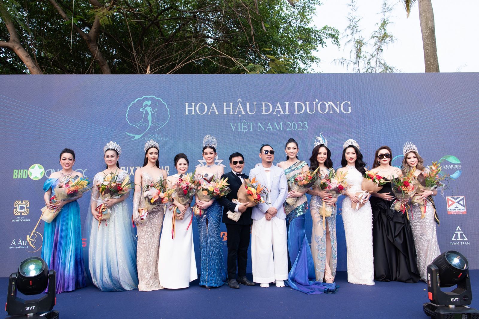 Bà Nguyễn Thị Ngọc Anh – CEO & Founder beGems (đầm trắng thứ 4 từ trái sang) cùng Ban giám khảo cuộc thi và các người đẹp