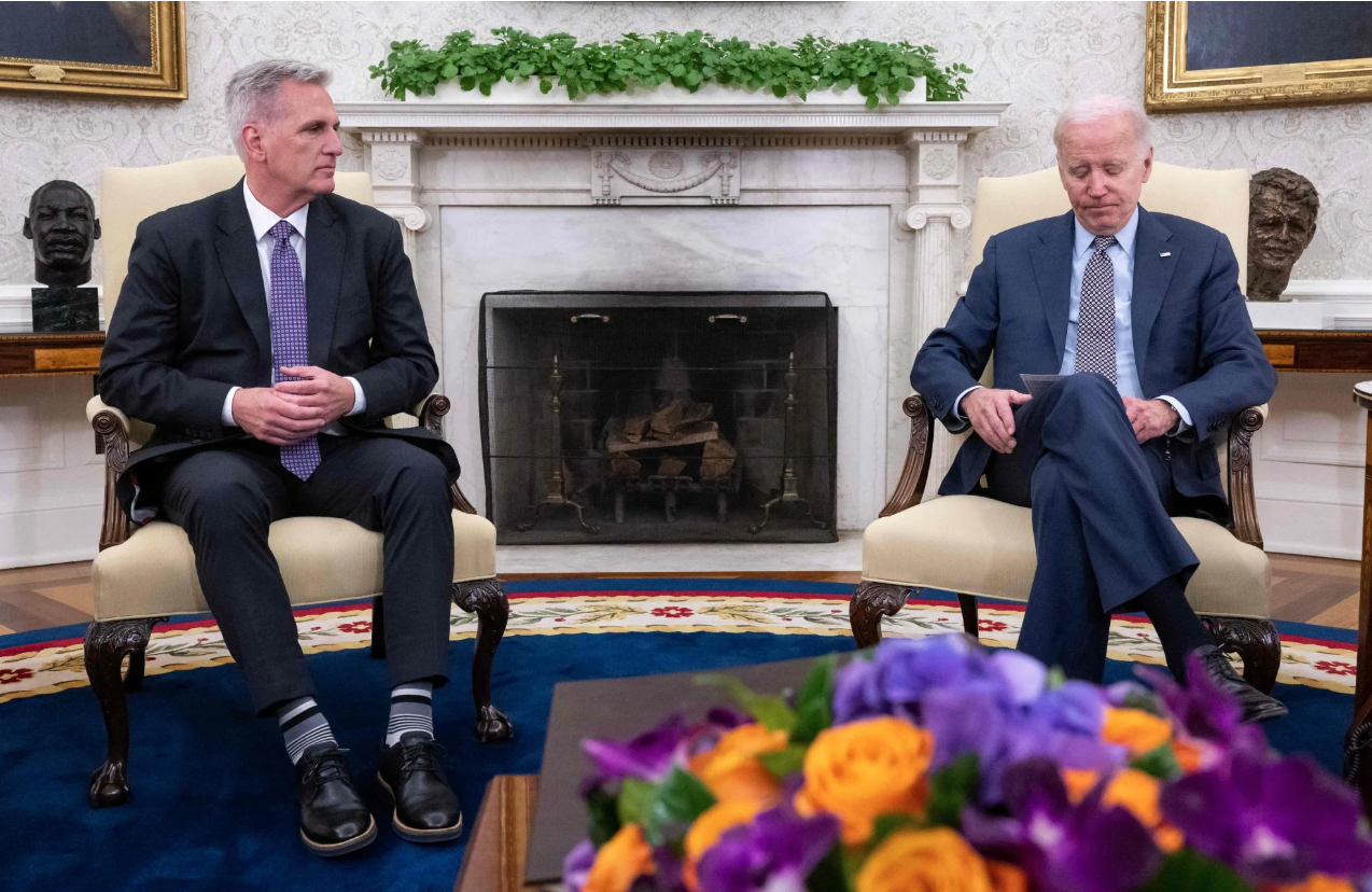 Tổng thống Mỹ Joe Biden gặp Chủ tịch Hạ viện Kevin McCarthy về trần nợ, tại Phòng Bầu dục của Nhà Trắng ở Washington, ngày 22/5. Ảnh: AFP