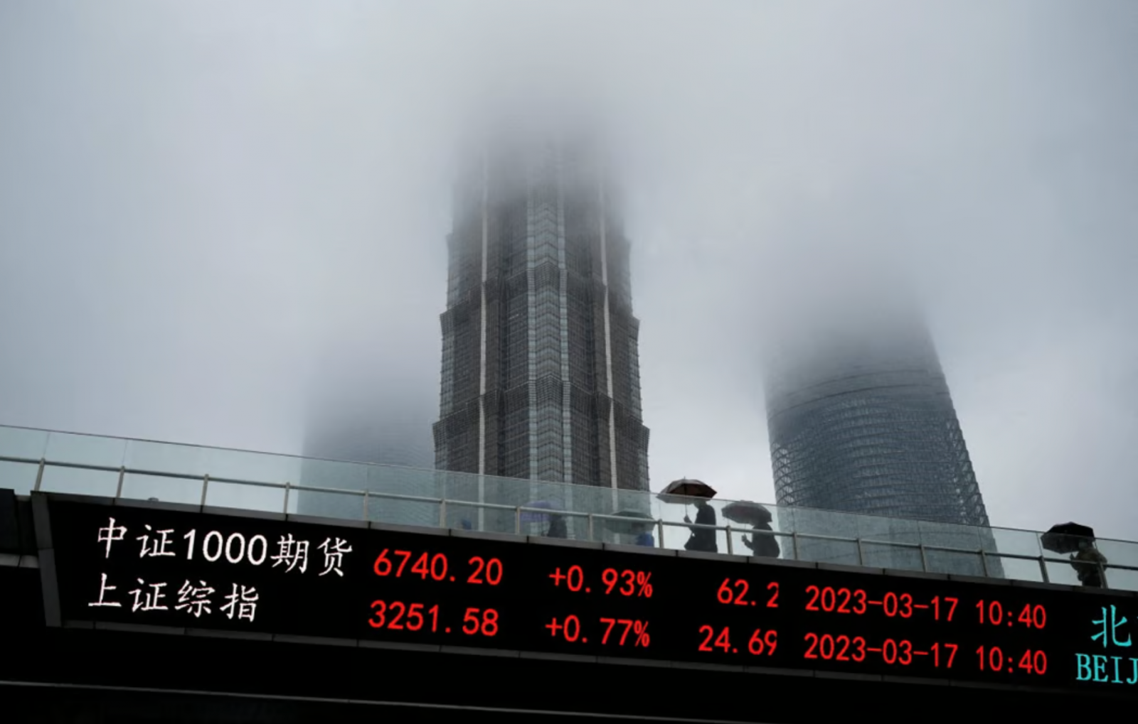 Một bảng điện tử hiển thị các chỉ số chứng khoán tại khu tài chính Lujiazui ở Thượng Hải, vào ngày 17 tháng 3 năm 2023. Ảnh: Reuters