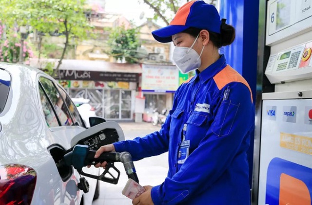 Tại Việt Nam khi giá xăng dầu tăng 10%, có thể khiến lạm phát tăng khoảng 0,36 điểm phần trăm và GDP có thể giảm 0.5 điểm phần trăm
