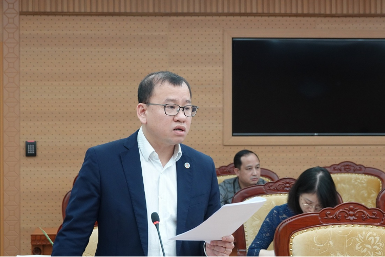 Ông Nguyễn Hoàng Dương, Phó Vụ trưởng Vụ Tài chính các ngân hàng và tổ chức tài chính (Bộ Tài chính) báo cáo tại cuộc họp