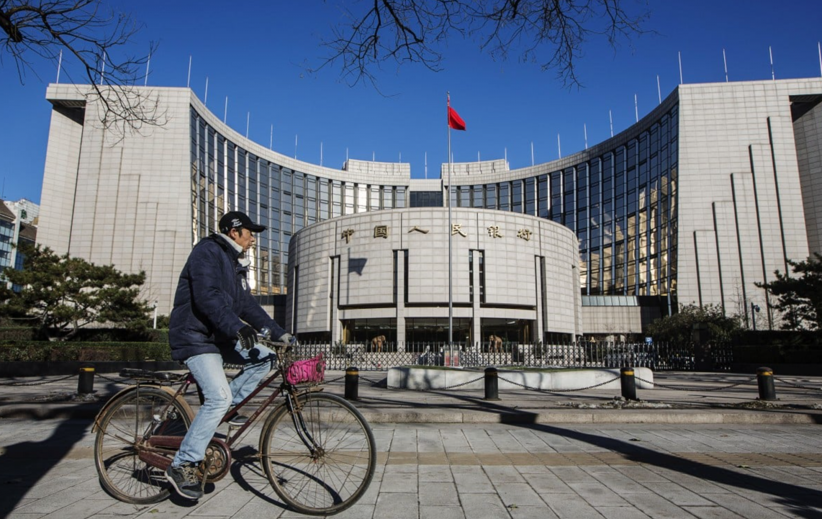 Trong 5 tháng kể từ chỉ thị của Chủ tịch nước Tập Cận Bình, hồ sơ công khai cho thấy PBoC vẫn chưa bắt đầu mua trái phiếu kho bạc trong các hoạt động thị trường mở. Ảnh: Bloomberg