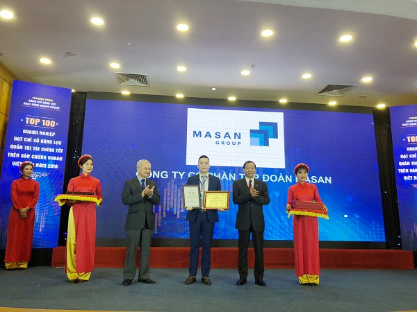 Đại diện tập đoàn Masan Group lên nhận chứng nhận Top DN 3 năm liên tiếp có chỉ số tốt nhất trên sàn chứng khoán VN