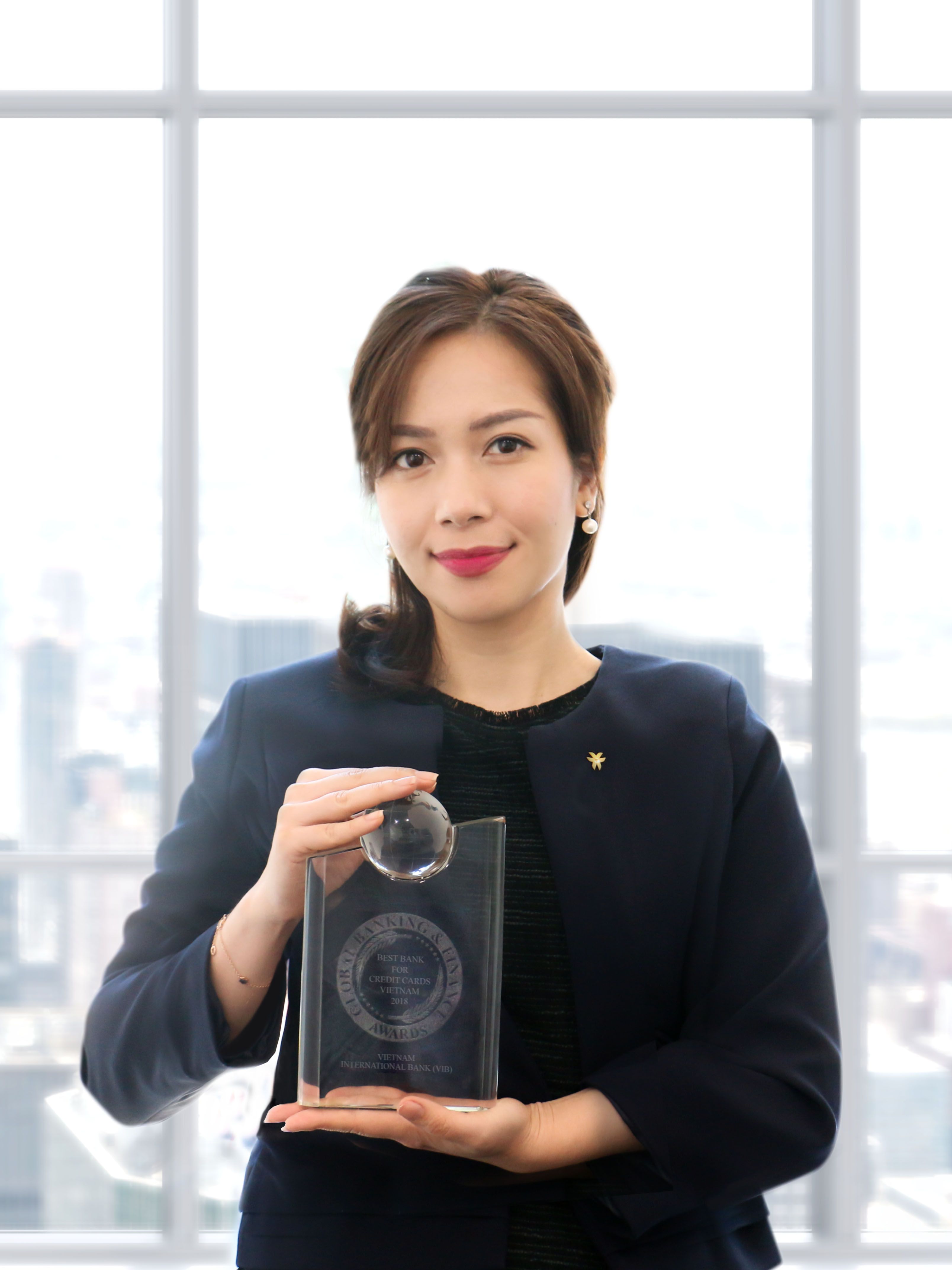 Bà Trần Thu Hương - Giám đốc Chiến lược kiêm Giám đốc Khối Ngân hàng bán lẻ của VIB nhận giải thưởng từ GBAF