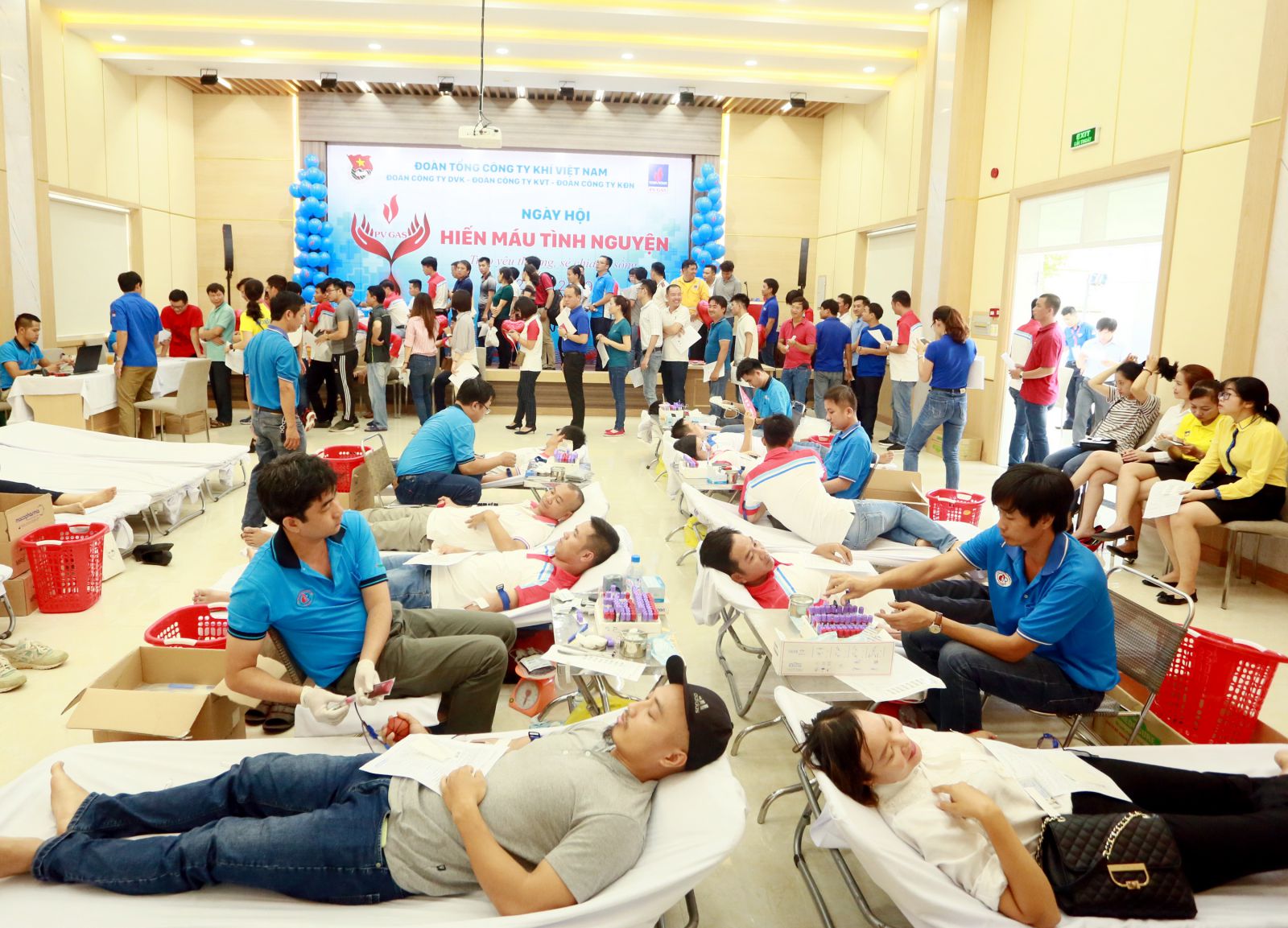 cán bộ, công nhân viên PV GAS tham gia Ngày hội hiến máu tình nguyện