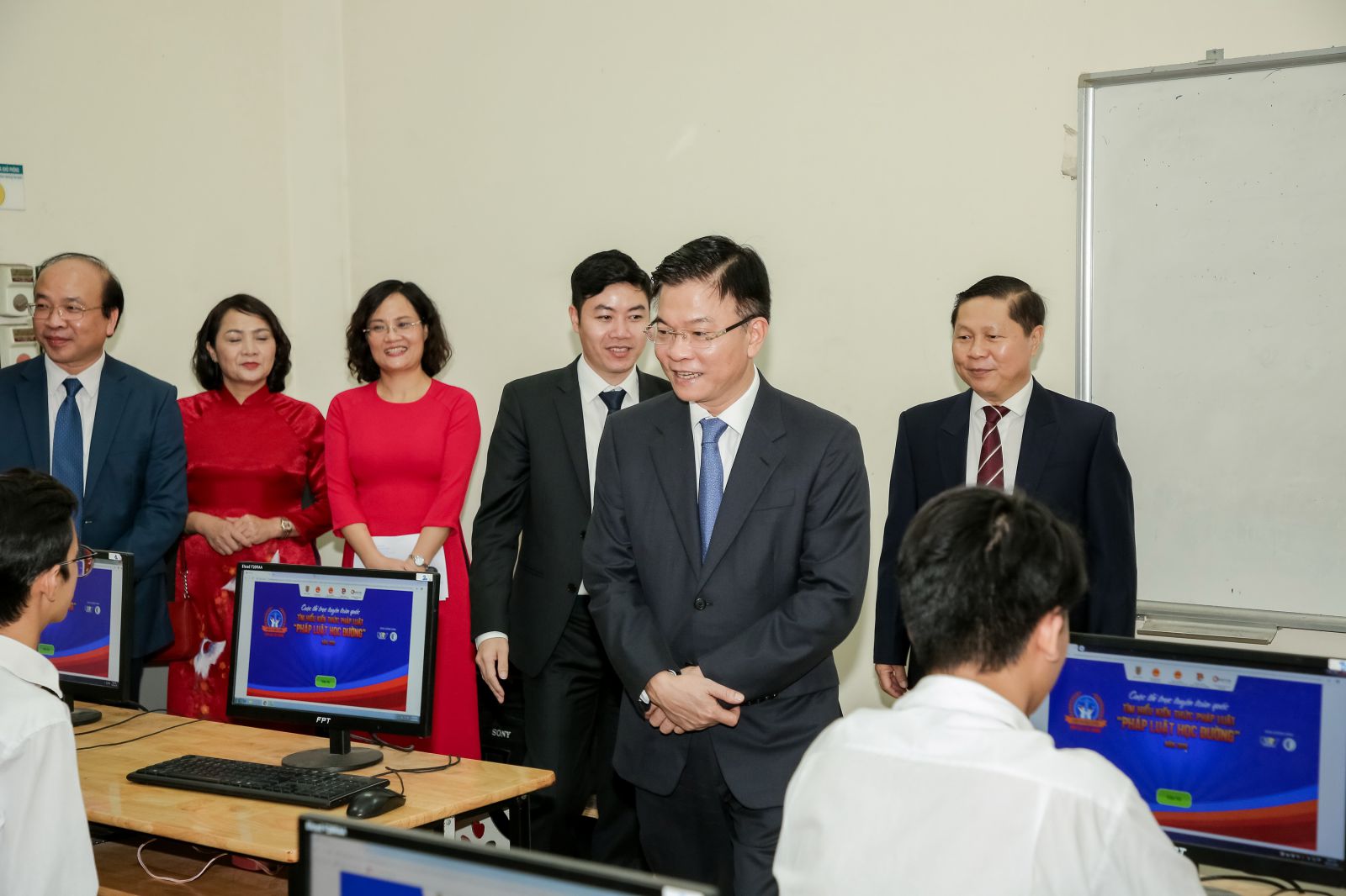 Các vị đại biểu cấp cao tham quan phòng thi trực tuyến tại Trường Chu Văn An, Hà Nội