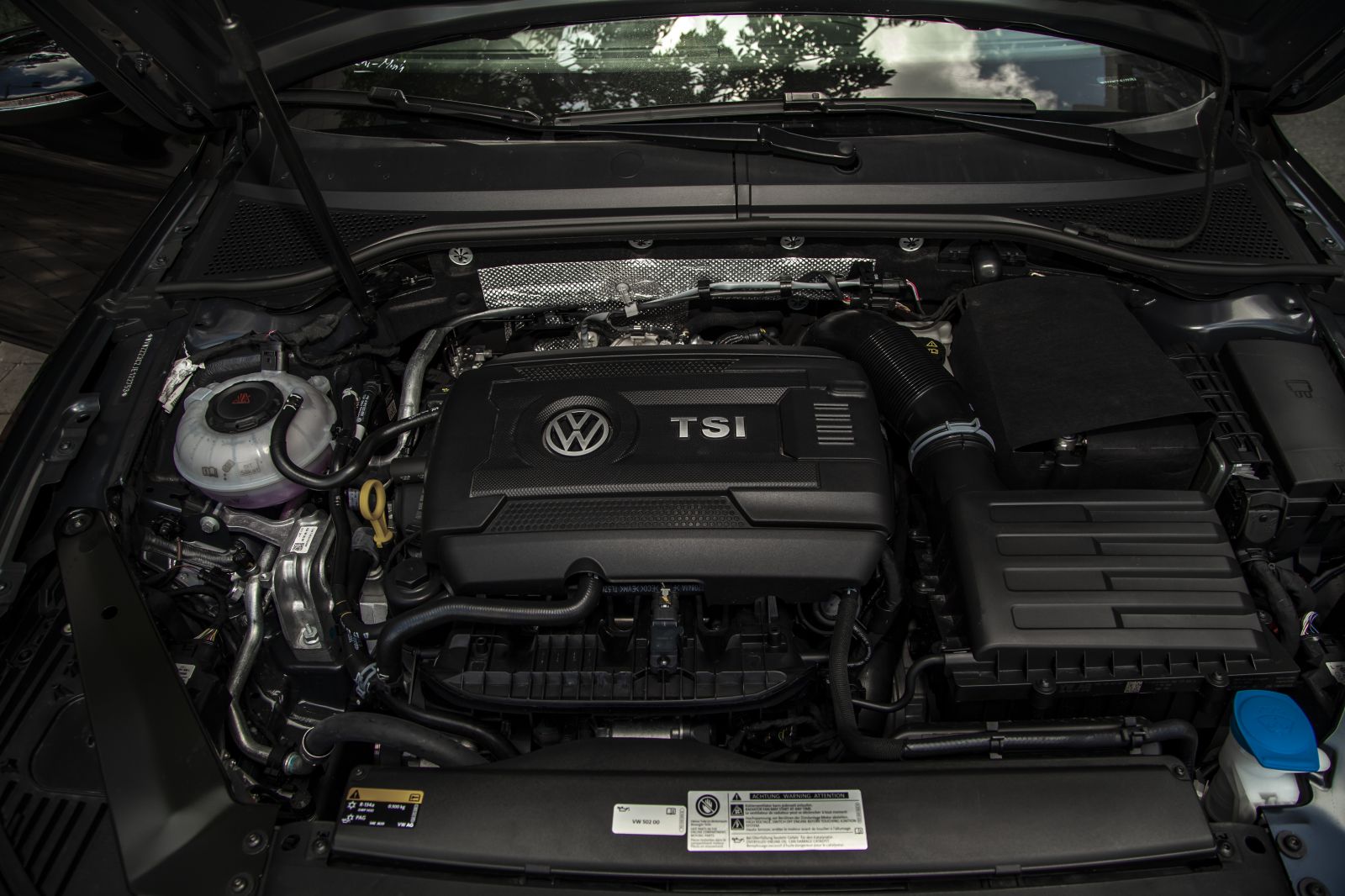 Động cơ xăng tăng áp TSI Bluemotion 1.8L, 4 xy-lanh, 8 kim phun sản sinh công suất tối đa 180 mã lực