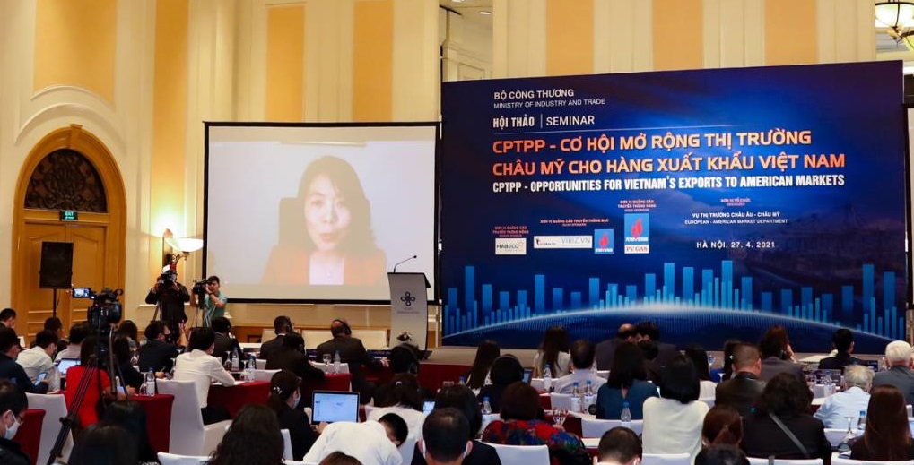 Bà Đỗ Thị Thu Hương trình bày tham luận thông qua hình thức trực tuyến tại điểm cầu Canada