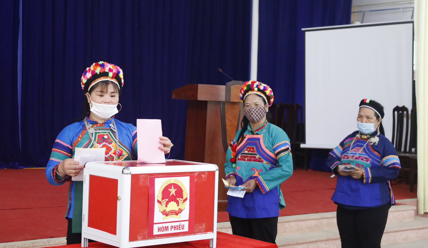Cử tri người dân tộc Phù Lá bỏ phiếu tại đơn vị bầu cử số 1, thôn Lùng Phình, xã Lùng Phình.