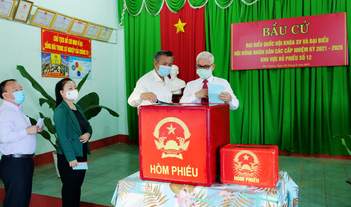 Bí thư Tỉnh ủy Nguyễn Văn Lợi tham dự và bỏ phiếu thực hiện quyền công dân của mình tại khu vực bỏ phiếu số 12 (thôn Hai Căn, xã Phú Nghĩa, huyện Bù Gia Mập).