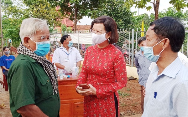 Phó Chủ tịch UBND tỉnh Trần Tuyết Minh thăm hỏi già làng Điểu Lên, thôn Bom Bo, xã Bình Minh về công tác tuyên truyền, vận động bà con dân tộc S’Tiêng trong thôn tham gia cuộc bầu cử 